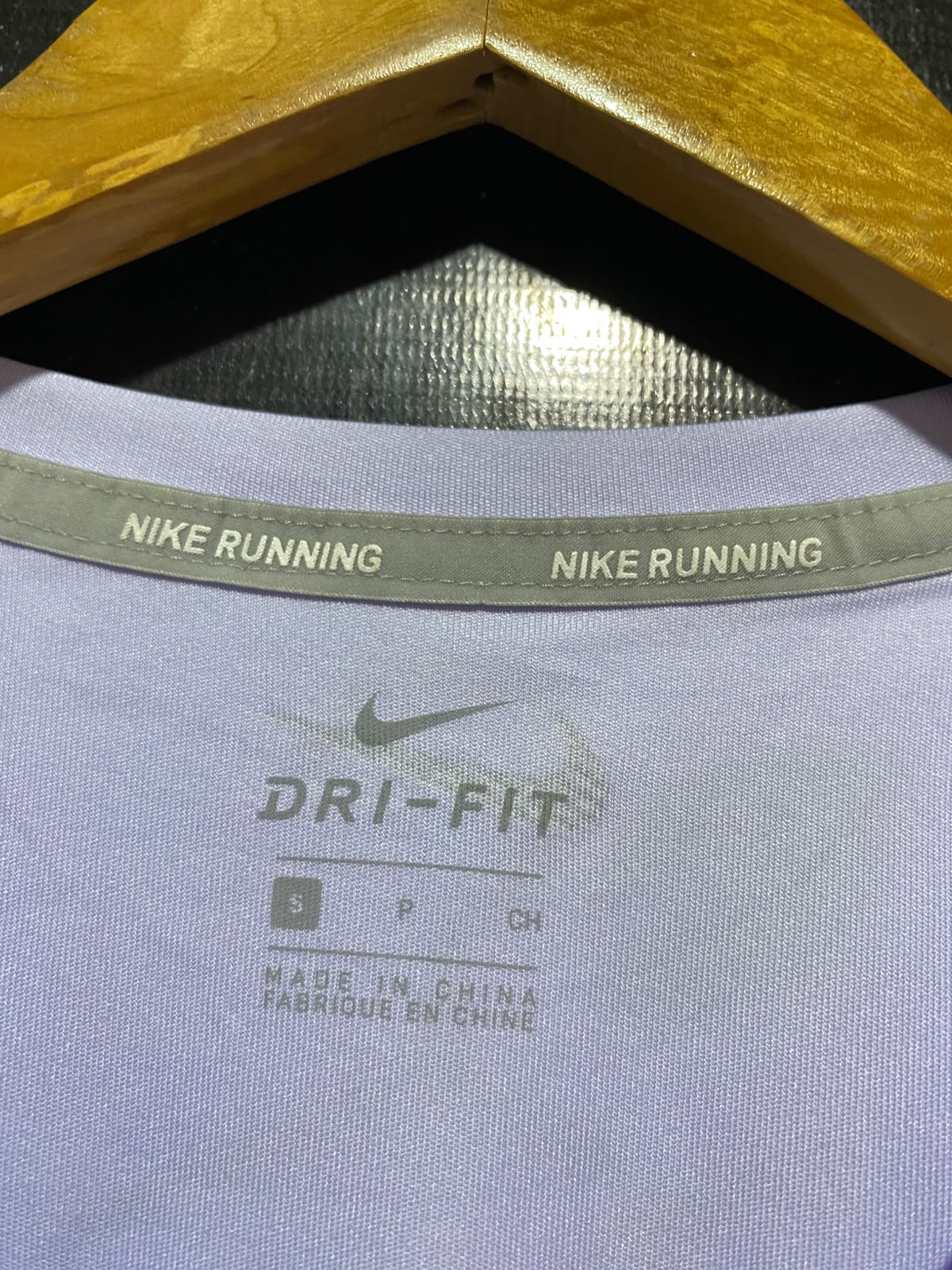 NIKE |S| BUST 19| B34| COMFORTABLE LIGHT PURPLE LILAC SHORT-SLEEVE ATHLETIC T-SHIRT WITH MESH HEM DETAILS