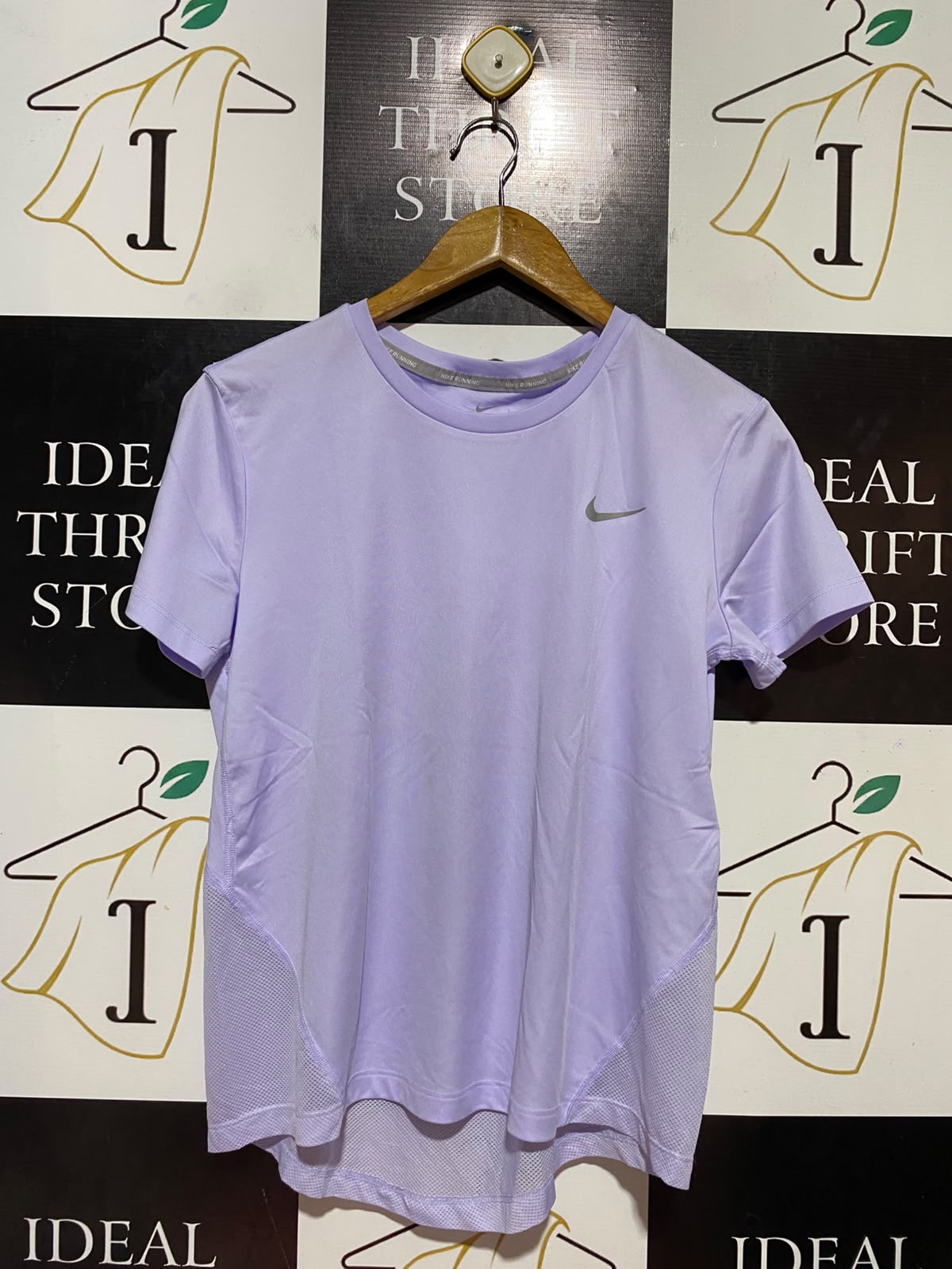 NIKE |S| BUST 19| B34| COMFORTABLE LIGHT PURPLE LILAC SHORT-SLEEVE ATHLETIC T-SHIRT WITH MESH HEM DETAILS