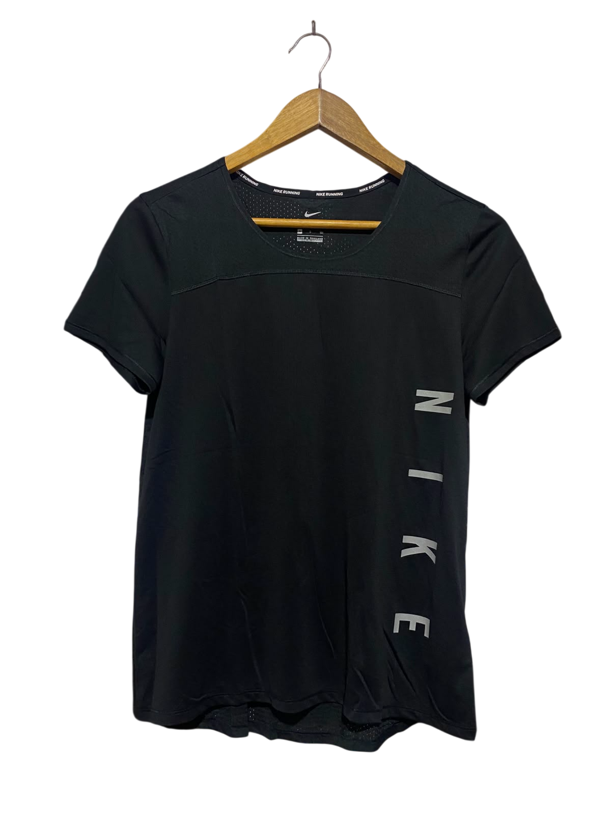 NIKE |S| BUST 18| B35| BLACK RUNNING T-SHIRT WITH SIDE VERTICAL LOGO GRAPHIC
