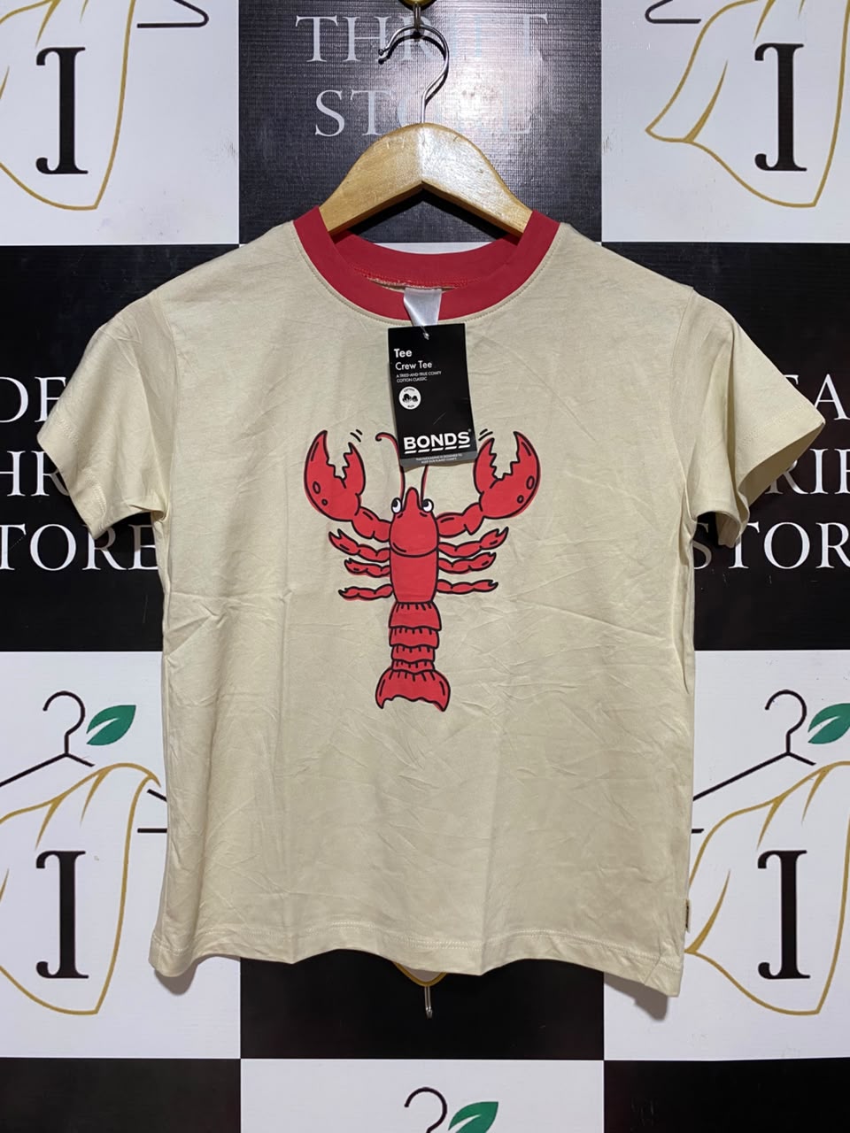 BONDS |S| BUST 16| B35| UNISEX CREW TEE WITH LOBSTER GRAPHIC PRINT IN CREAM AND RED