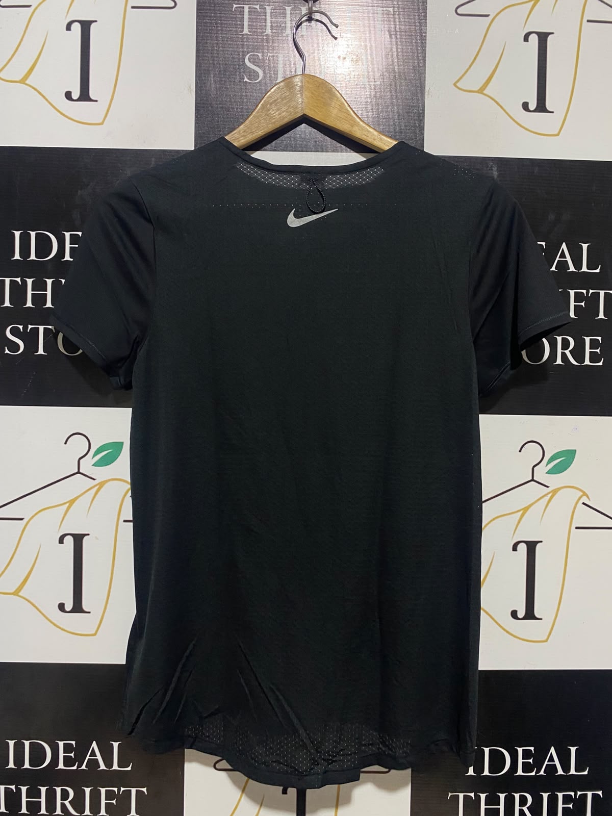 NIKE |S| BUST 18| B35| BLACK RUNNING T-SHIRT WITH SIDE VERTICAL LOGO GRAPHIC