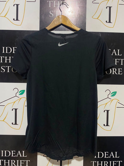 NIKE |S| BUST 18| B35| BLACK RUNNING T-SHIRT WITH SIDE VERTICAL LOGO GRAPHIC