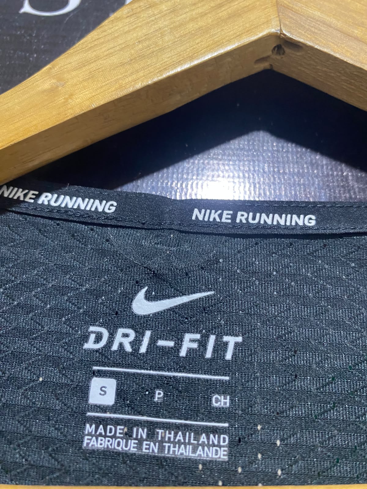 NIKE |S| BUST 18| B35| BLACK RUNNING T-SHIRT WITH SIDE VERTICAL LOGO GRAPHIC