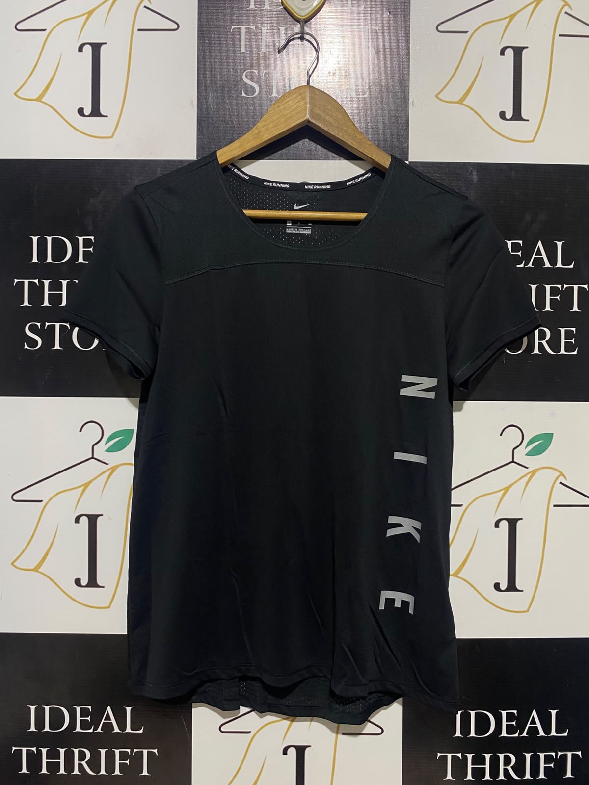 NIKE |S| BUST 18| B35| BLACK RUNNING T-SHIRT WITH SIDE VERTICAL LOGO GRAPHIC