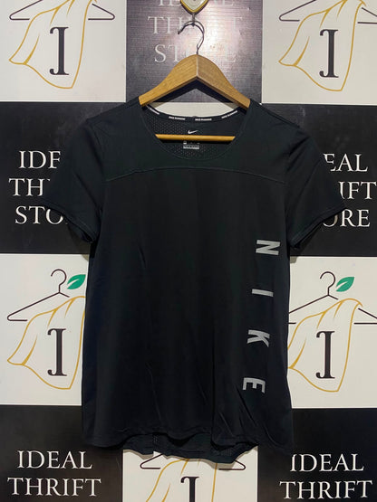 NIKE |S| BUST 18| B35| BLACK RUNNING T-SHIRT WITH SIDE VERTICAL LOGO GRAPHIC