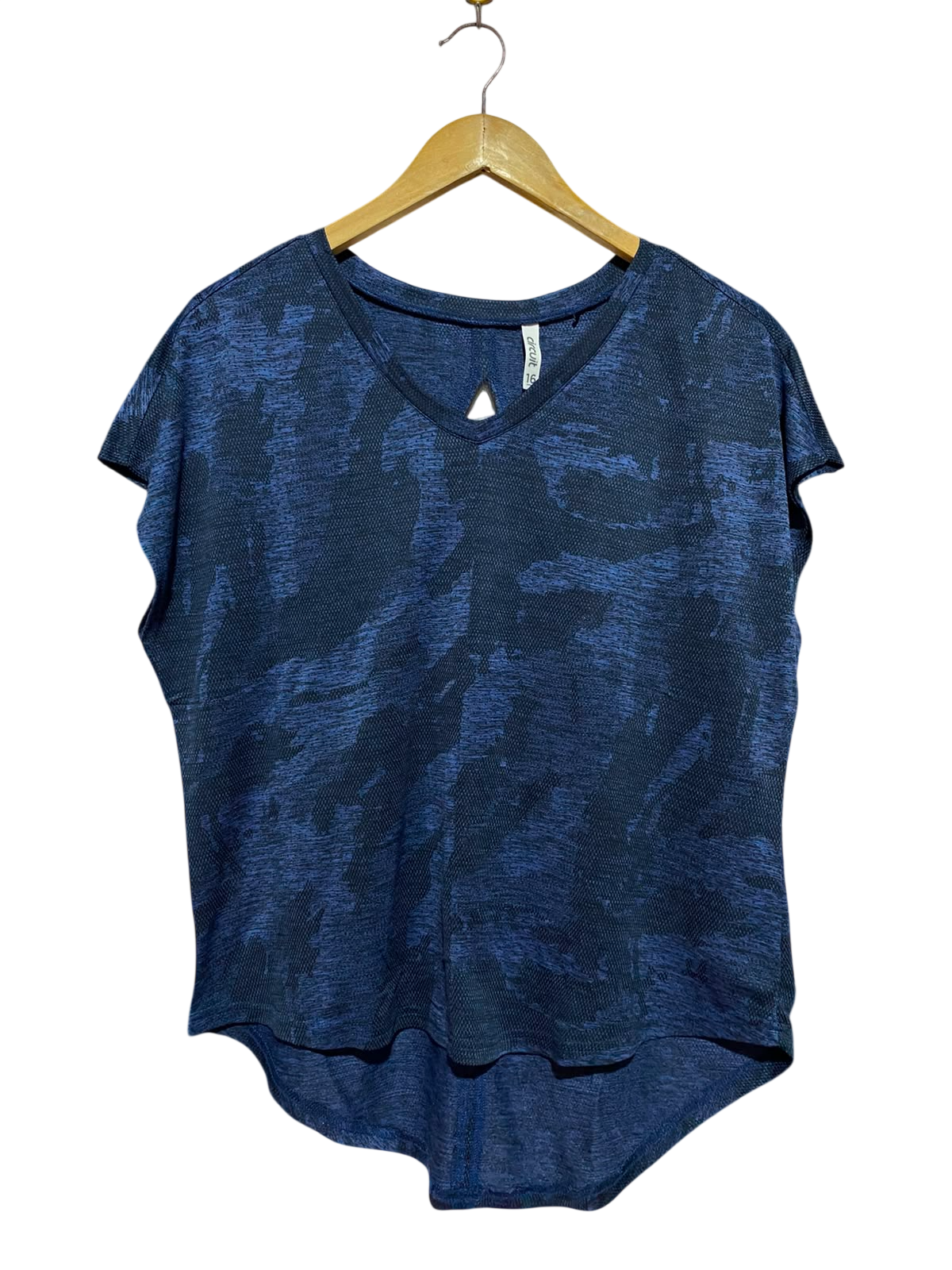 CIRCUIT |M| BUST FREE| B36| WOMEN'S ATHLETIC SHORT SLEEVE V-NECK CAMO TOP WITH BACK KEYHOLE DETAIL AND HI-LOW HEM