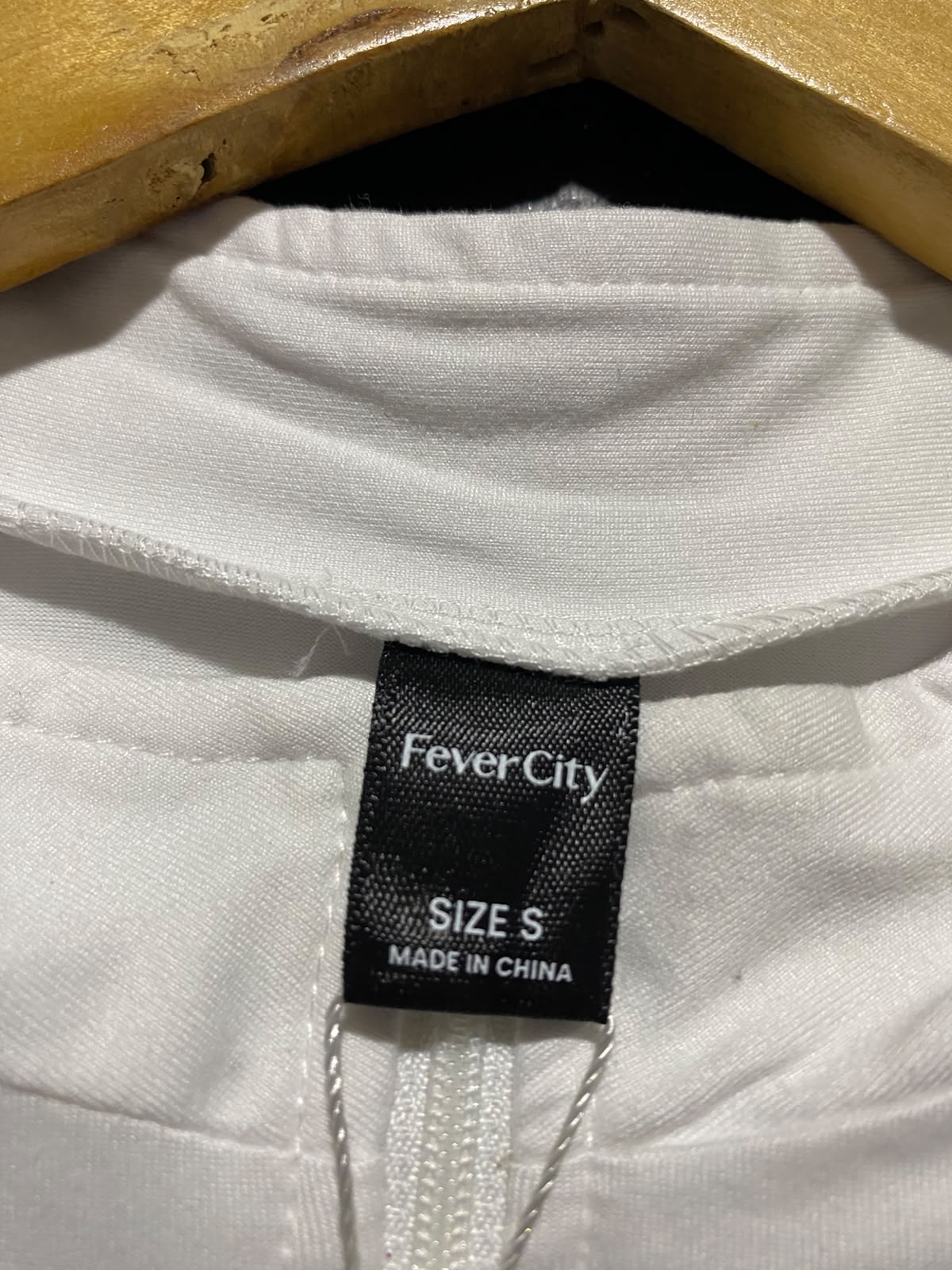 FEVER CITY |S| BUST 19| B37| WHITE HALF ZIP CROP TOP SHORT SLEEVE REFLECTIVE PIPING ATHLETIC TEE