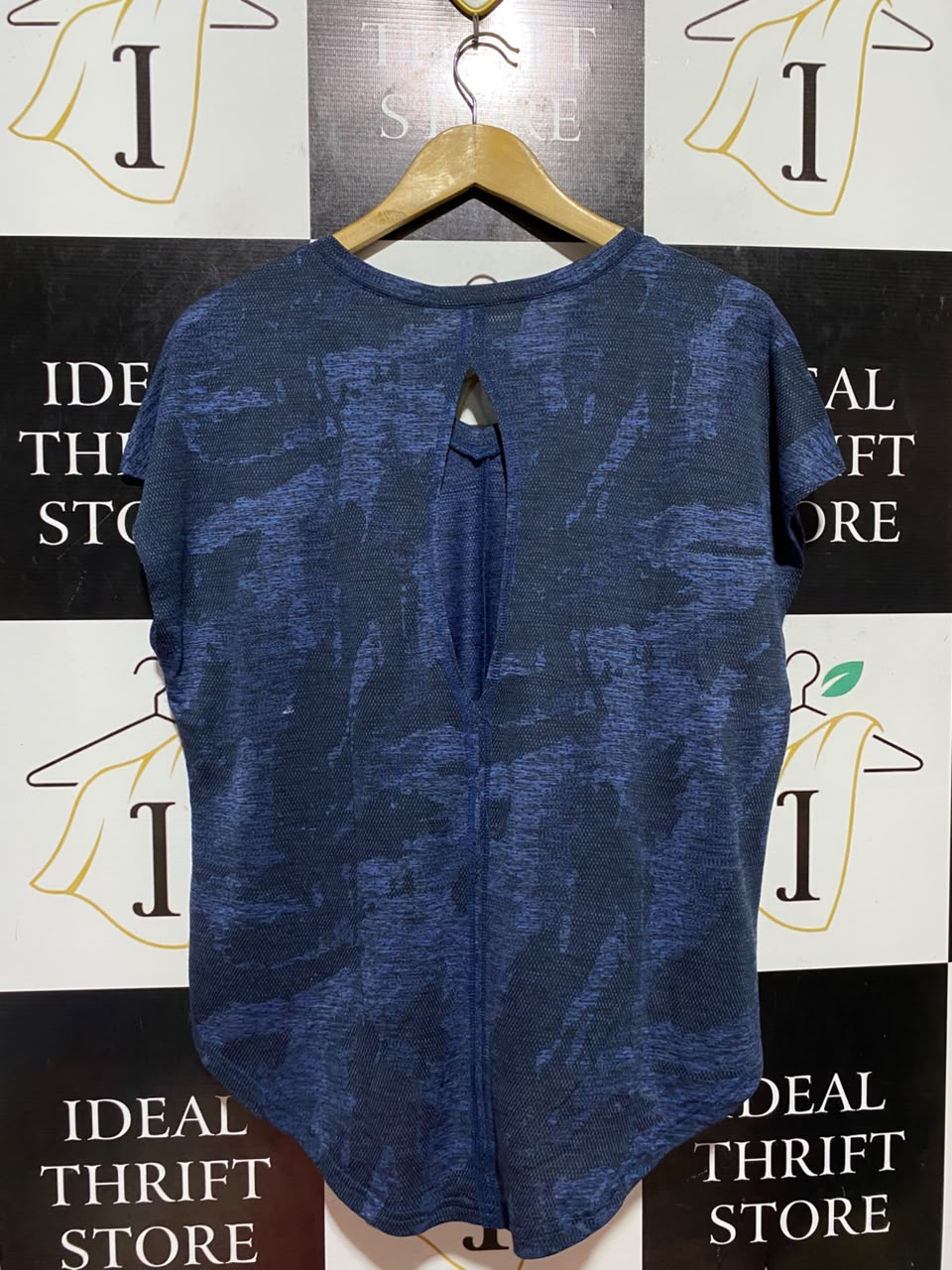 CIRCUIT |M| BUST FREE| B36| WOMEN'S ATHLETIC SHORT SLEEVE V-NECK CAMO TOP WITH BACK KEYHOLE DETAIL AND HI-LOW HEM