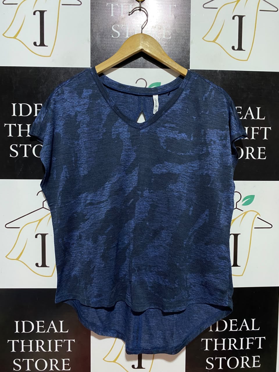 CIRCUIT |M| BUST FREE| B36| WOMEN'S ATHLETIC SHORT SLEEVE V-NECK CAMO TOP WITH BACK KEYHOLE DETAIL AND HI-LOW HEM