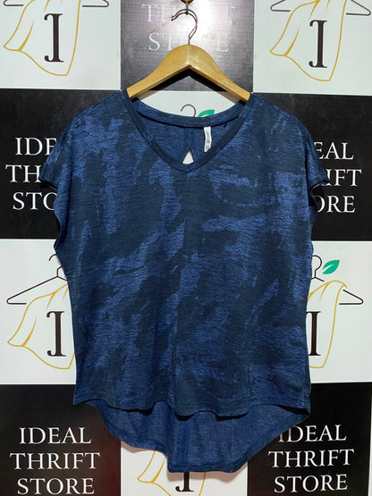 CIRCUIT |M| BUST FREE| B36| WOMEN'S ATHLETIC SHORT SLEEVE V-NECK CAMO TOP WITH BACK KEYHOLE DETAIL AND HI-LOW HEM