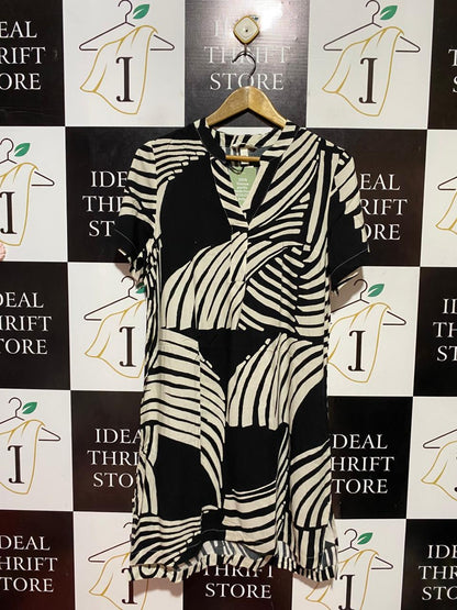 H&M |M| BUST 19| B38| BLACK AND WHITE GEOMETRIC ABSTRACT SHIFT DRESS