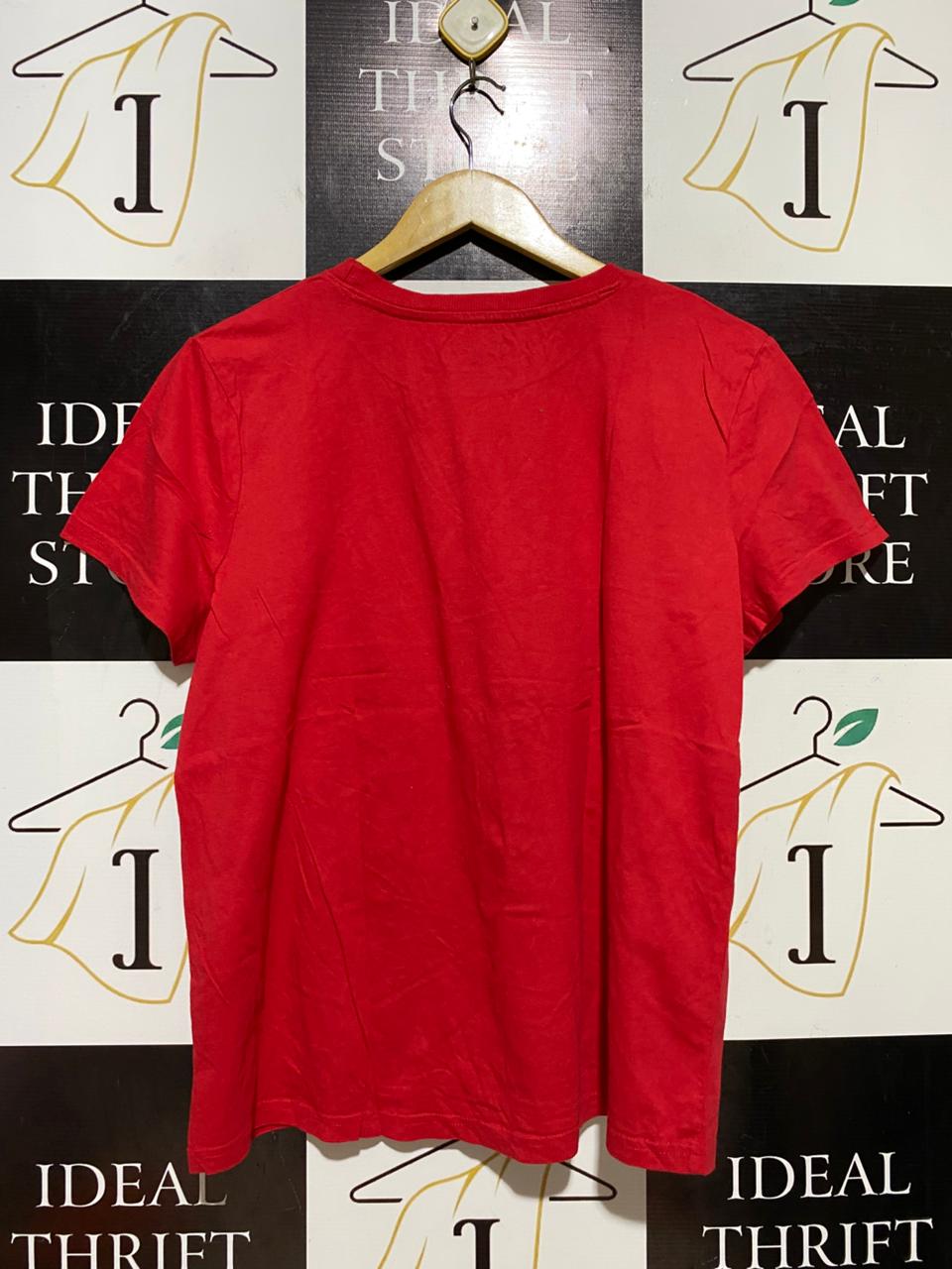 DISNEP |M| BUST 21| B38| MICKEY AND MINNIE MOUSE KISSING RED GRAPHIC T-SHIRT