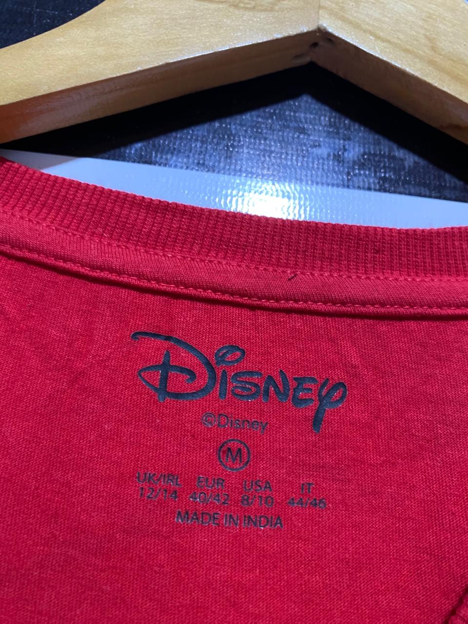 DISNEP |M| BUST 21| B38| MICKEY AND MINNIE MOUSE KISSING RED GRAPHIC T-SHIRT