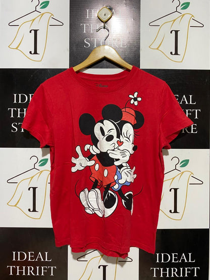 DISNEP |M| BUST 21| B38| MICKEY AND MINNIE MOUSE KISSING RED GRAPHIC T-SHIRT