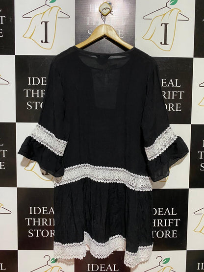 BLUE HILLS |XL| BUST 21| B39| ELEGANT BLACK BOHEMIAN TUNIC DRESS WITH CONTRASTING WHITE LACE DETAILS