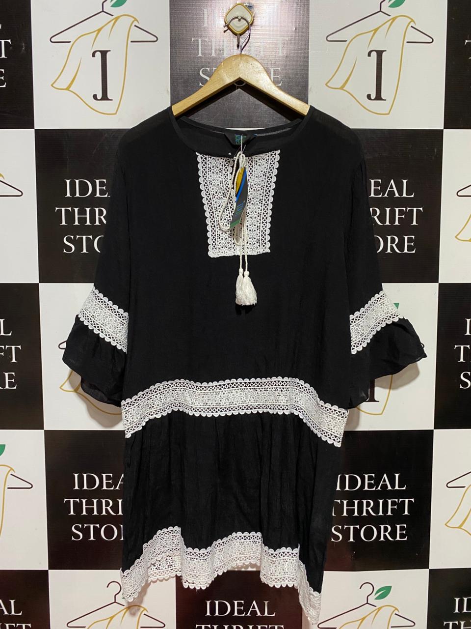 BLUE HILLS |XL| BUST 21| B39| ELEGANT BLACK BOHEMIAN TUNIC DRESS WITH CONTRASTING WHITE LACE DETAILS
