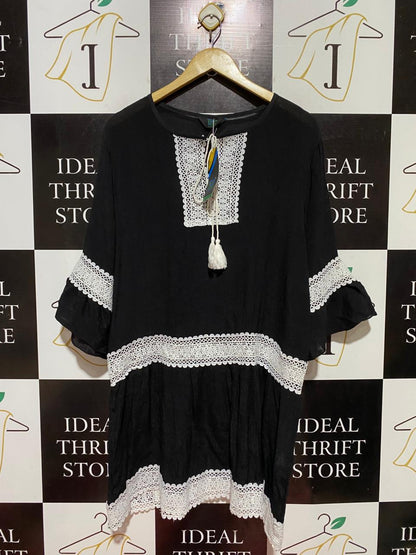 BLUE HILLS |XL| BUST 21| B39| ELEGANT BLACK BOHEMIAN TUNIC DRESS WITH CONTRASTING WHITE LACE DETAILS
