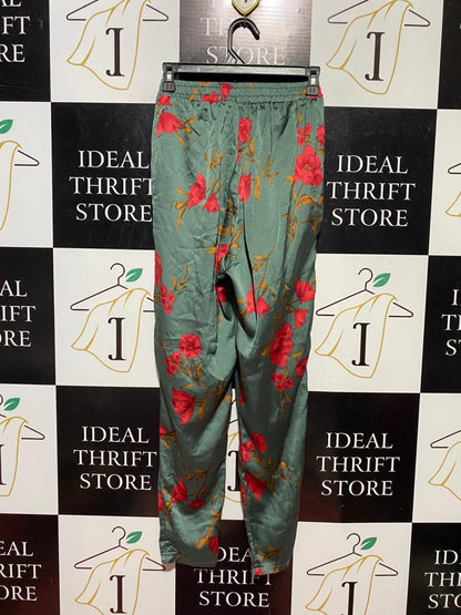 PRETTYLITTLE THING |XS| WAIST 24| B40| LUXURIOUS SAGE GREEN SILKY SATIN RED FLORAL TROUSERS