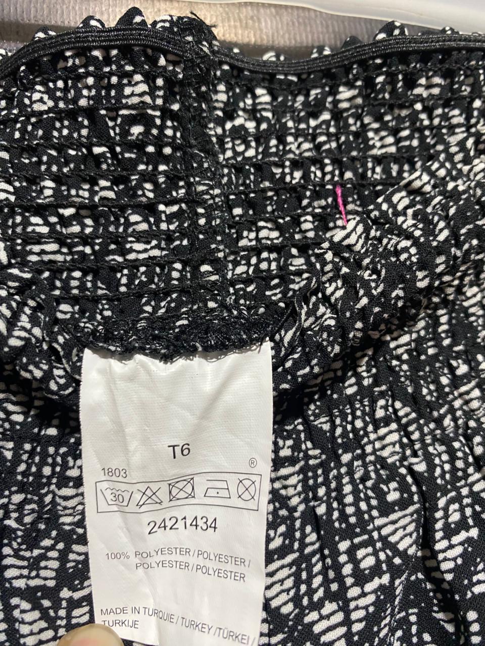 |L| WAIST 29| B40| CHIC BLACK AND WHITE GEOMETRIC MONOCHROME SMOCKED WAIST TROUSERS
