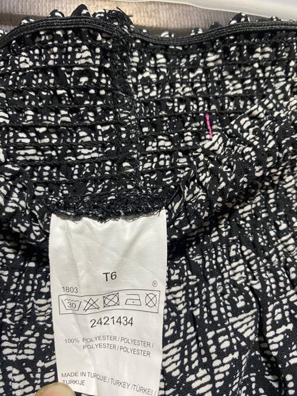 |L| WAIST 29| B40| CHIC BLACK AND WHITE GEOMETRIC MONOCHROME SMOCKED WAIST TROUSERS