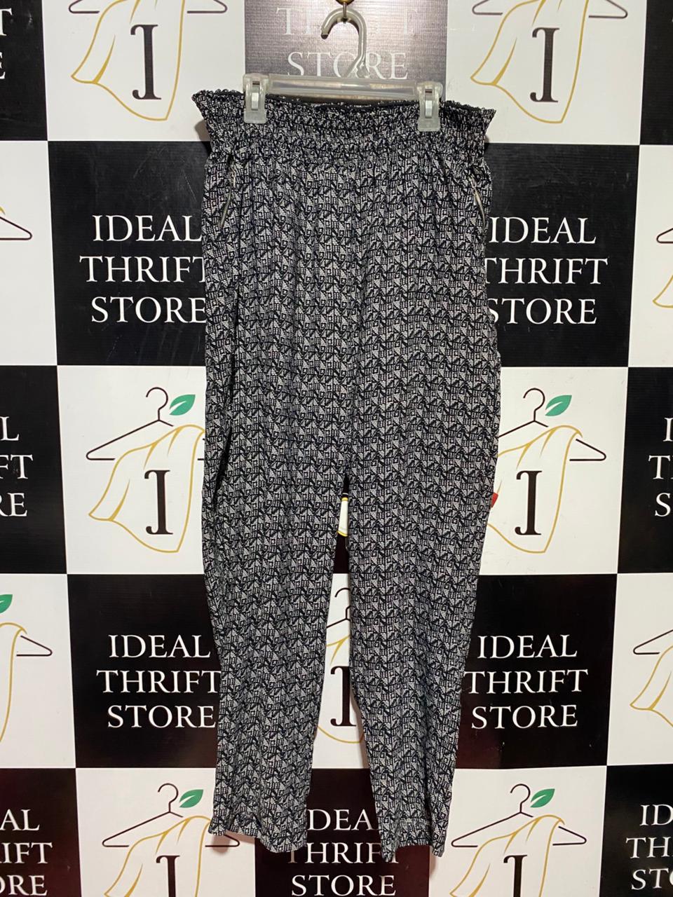 |L| WAIST 29| B40| CHIC BLACK AND WHITE GEOMETRIC MONOCHROME SMOCKED WAIST TROUSERS