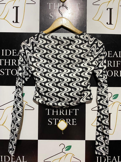PULL & BEAR |S| BUST 15| B41| BLACK AND WHITE YIN-YANG RETRO CROP TOP