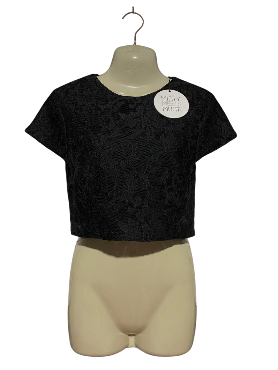 MINTY MFETS MUNT |S| BUST 16| B41| BLACK FLORAL TEXTURED CROPPED TOP