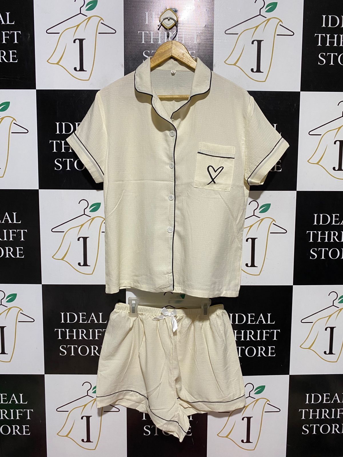 |L| B41| CREAM WHITE TWO-PIECE PYJAMA SET SHORT SLEEVE BUTTON UP SHIRT AND SHORTS LOUNGEWEAR