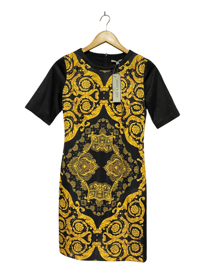 ANNE KLEIN |M| BUST 16| B43| BAROQUE GOLD FILIGREE PRINT BLACK SHORT SLEEVE SHEATH DRESS