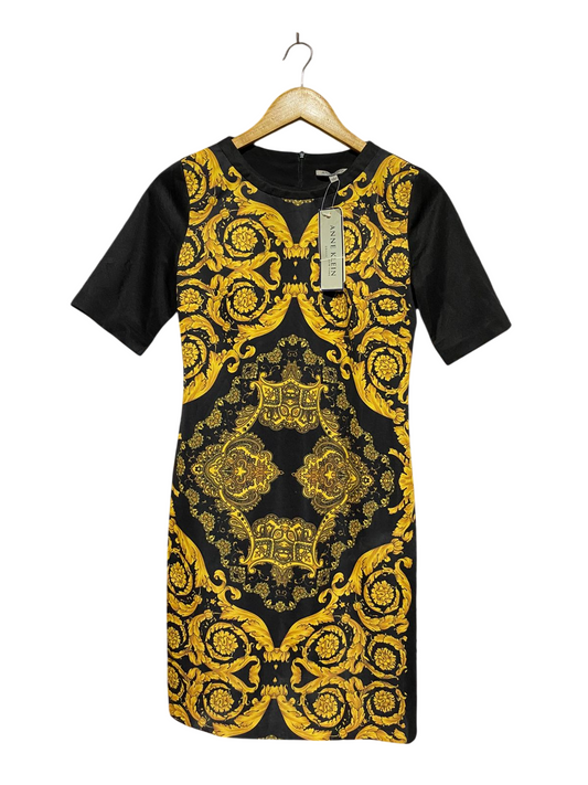 ANNE KLEIN |M| BUST 16| B43| BAROQUE GOLD FILIGREE PRINT BLACK SHORT SLEEVE SHEATH DRESS