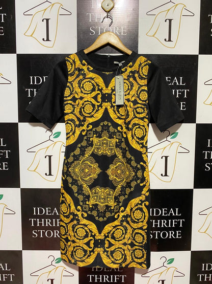 ANNE KLEIN |M| BUST 16| B43| BAROQUE GOLD FILIGREE PRINT BLACK SHORT SLEEVE SHEATH DRESS