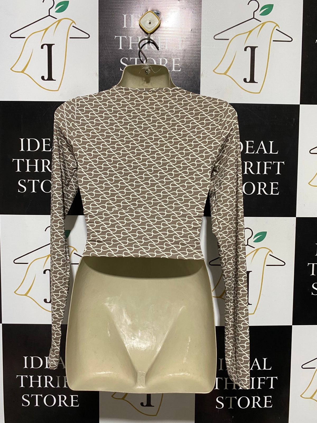 GLASSON |S| BUST 15| B43| BROWN AND WHITE GEOMETRIC PRINT LONG SLEEVE CUTOUT CROP TOP TWIST FRONT BLOUSE