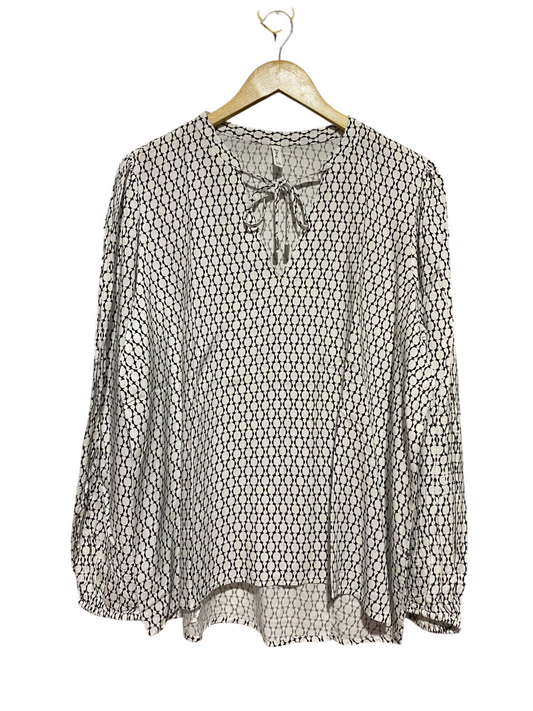 & ME |XL| BUST 24| B44| BLACK AND WHITE GEOMETRIC PATTERN BLOUSE