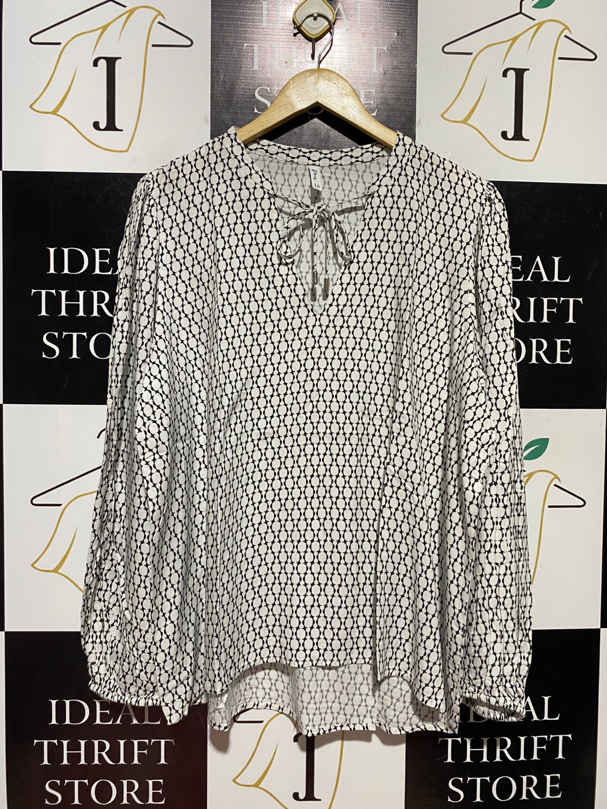& ME |XL| BUST 24| B44| BLACK AND WHITE GEOMETRIC PATTERN BLOUSE