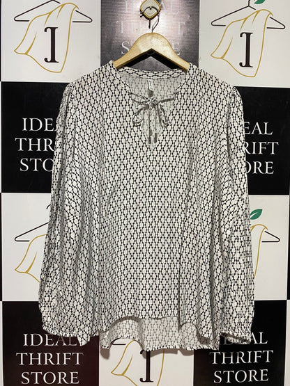 & ME |XL| BUST 24| B44| BLACK AND WHITE GEOMETRIC PATTERN BLOUSE