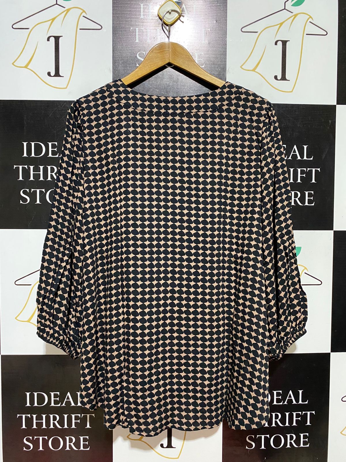 TARGET CURVE |XL| BUST 24| B43| BLACK AND TAN GEOMETRIC PRINT V-NECK LONG SLEEVE BLOUSE NEW WITH TAGS
