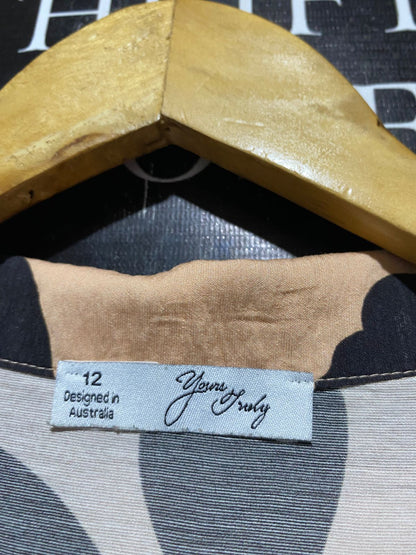 YOUR HUNDY |L| BUST 19| B43| BEIGE AND BLACK TROPICAL LEAF PRINT BUTTON FRONT TIERED MIDI SHIRT DRESS