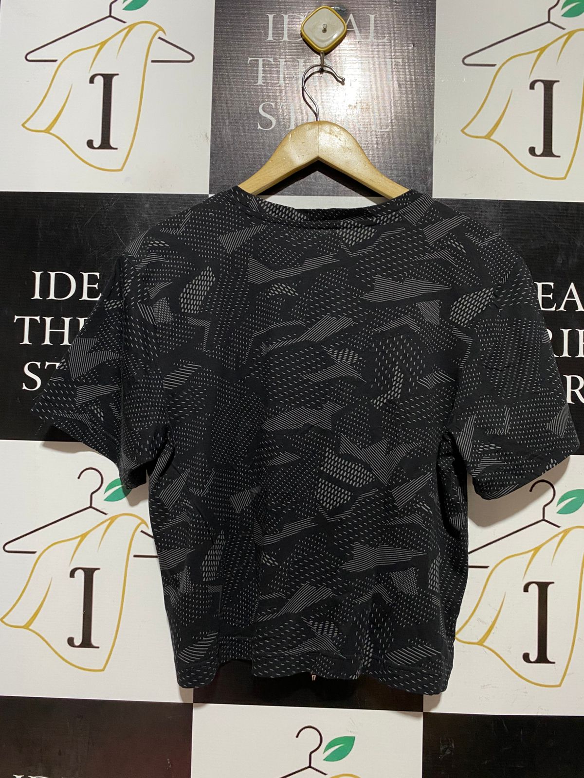 ADIDAS |S| BUST 19| B43| CROP T-SHIRT BLACK GRAY GEOMETRIC PRINT BIG LOGO SHORT SLEEVE TEE