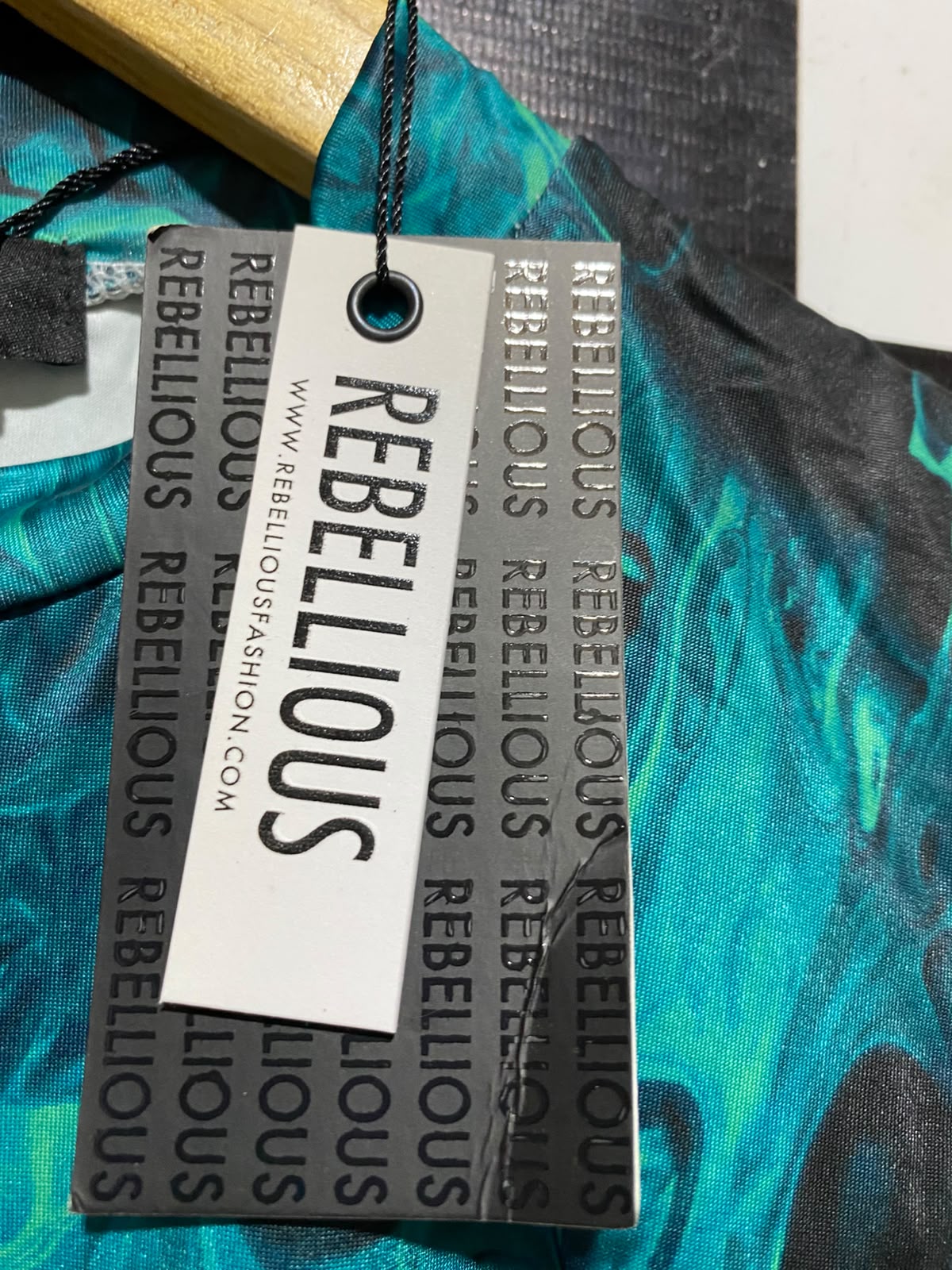 REBELLIOUS |S| BUST 14| B46| GREEN MARBLE PRINT MOCK NECK CROP TOP