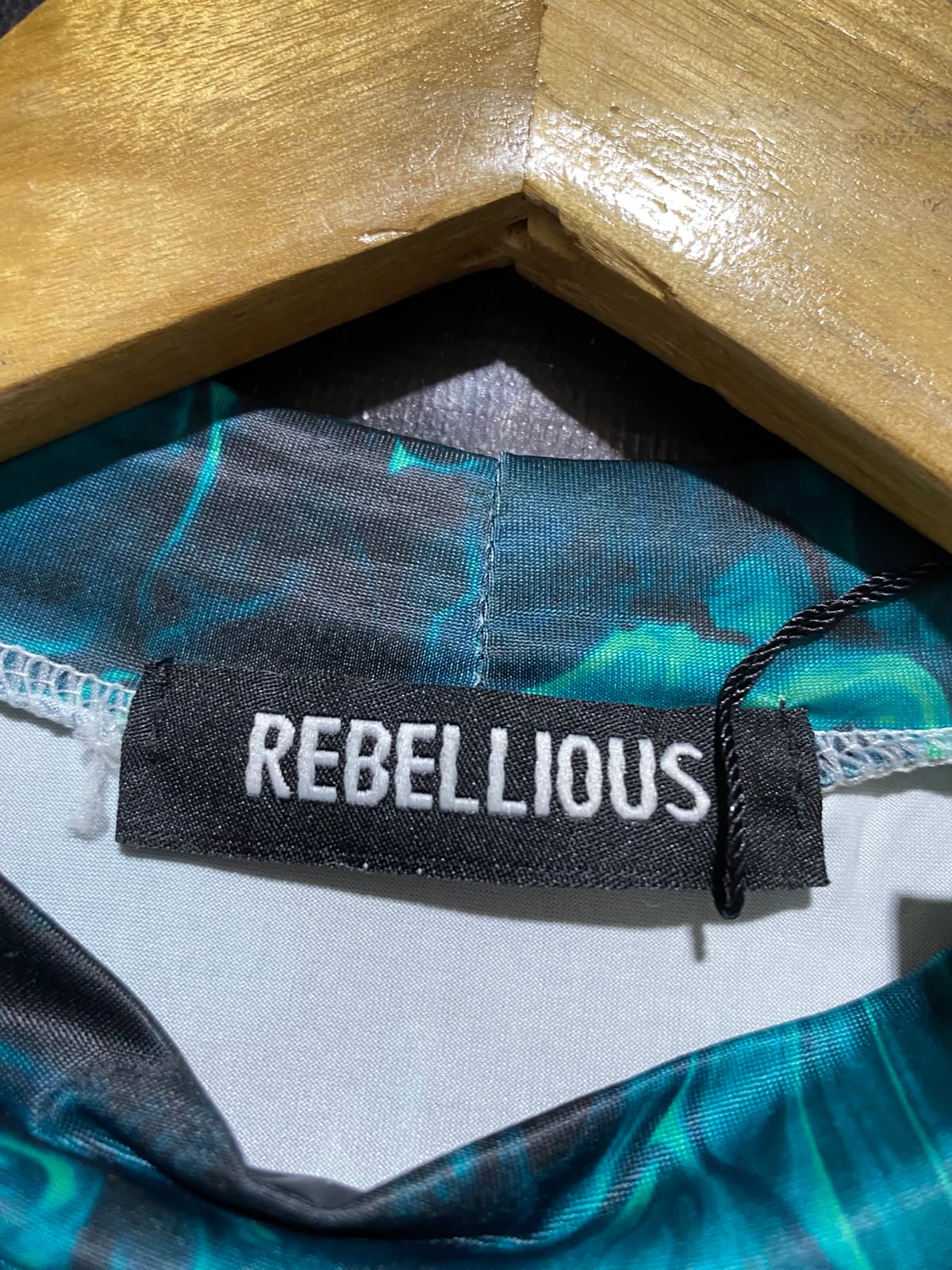 REBELLIOUS |S| BUST 14| B46| GREEN MARBLE PRINT MOCK NECK CROP TOP