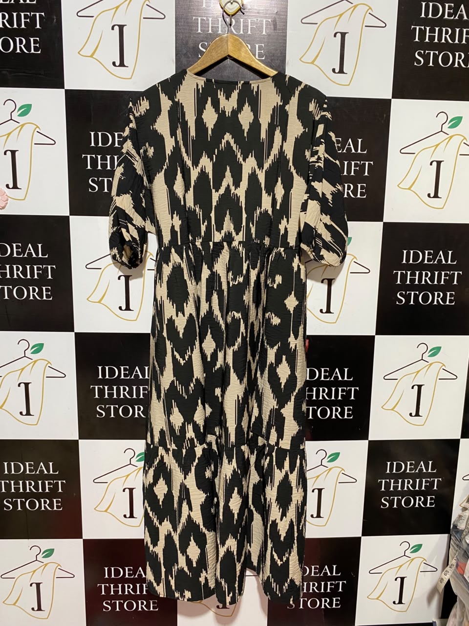 NEW LOOK |M| BUST FREE| B46| BLACK AND BEIGE IKAT PRINT SHORT SLEEVE MAXI DRESS