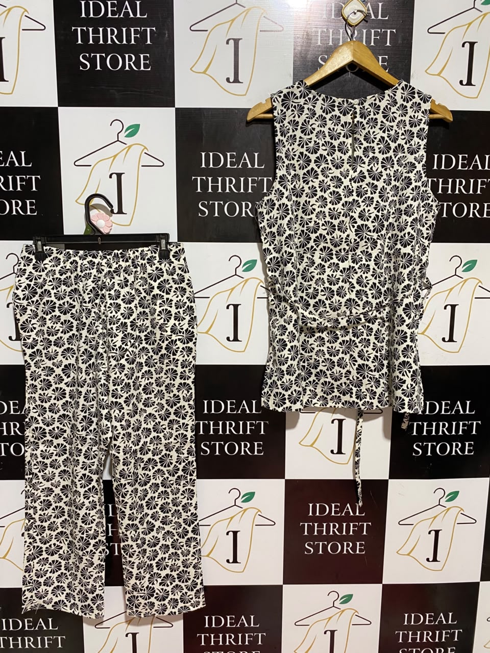 PREVIEW |M| B46| BLACK AND WHITE ABSTRACT FAN PRINT SLEEVELESS TOP AND PANTS CO-ORD SET
