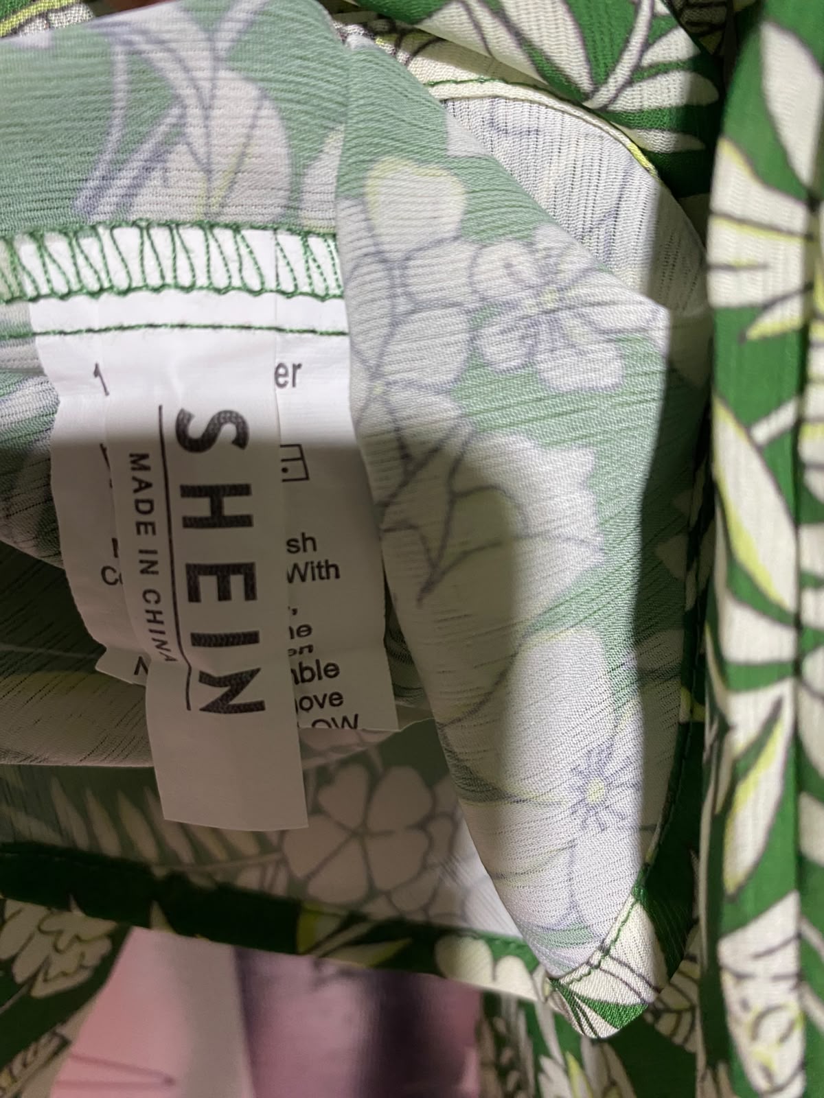 SHEIN |XL| BUST 23| B45| GREEN AND WHITE FLORAL BUTTON-DOWN RUFFLE COLLAR BLOUSE