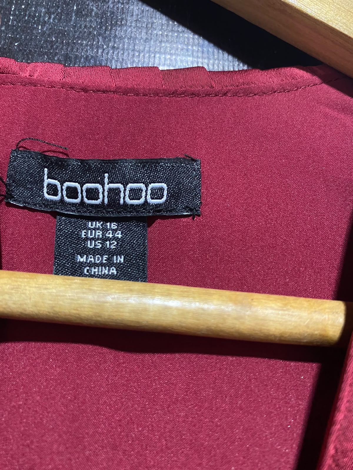 BOOHOO |L| BUST 19| B49| LUXURIOUS BURGUNDY SATIN PLEATED MIDI DRESS WITH DEEP V-NECK