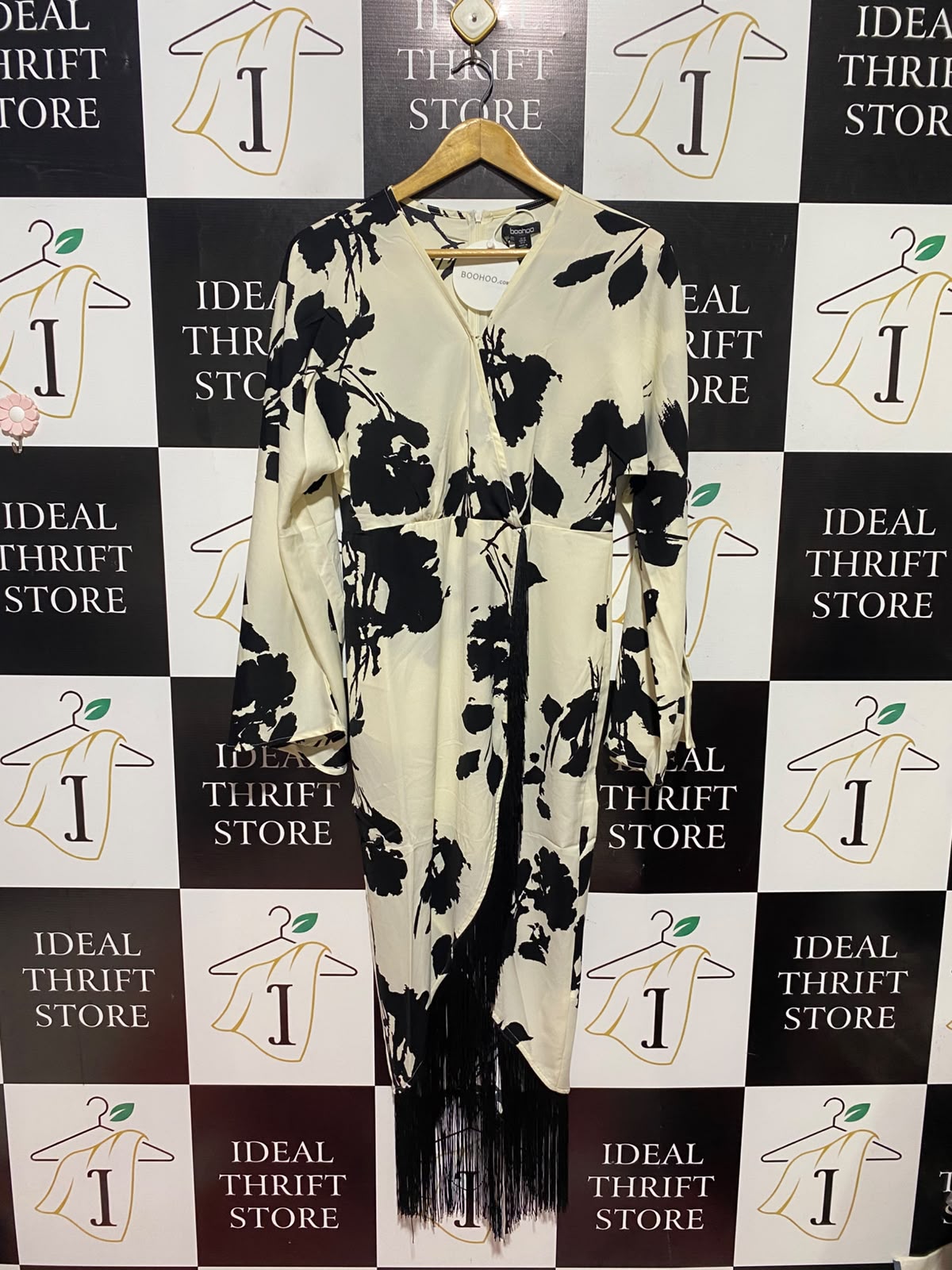 BOOHOO |M| BUST FREE| B49| BLACK AND CREAM FLORAL WRAP DRESS - HIGH-LOW FRINGE HEM LONG SLEEVE MIDI DRESS