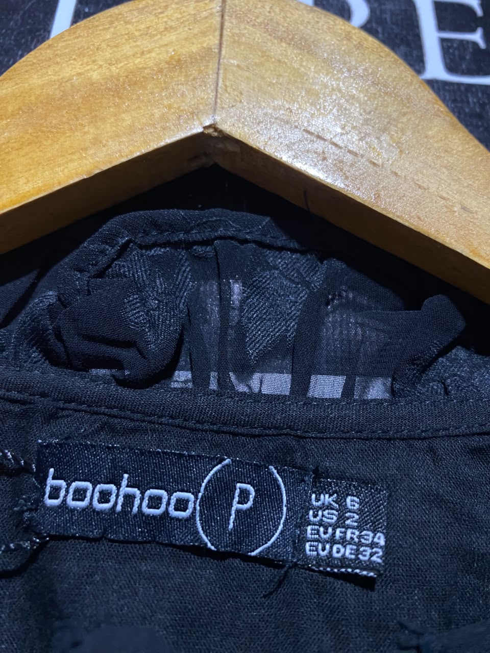 BOOHOO |S| BUST FREE| A1| PETITE BLACK TEXTURED JACQUARD TIE NECK BLOUSE