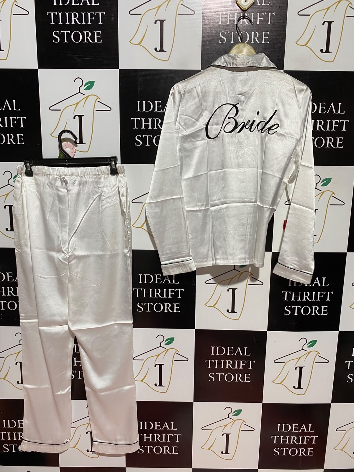 BOOHOO |M| B50| WHITE SATIN TWO-PIECE PAJAMA SET WITH BLACK PIPING