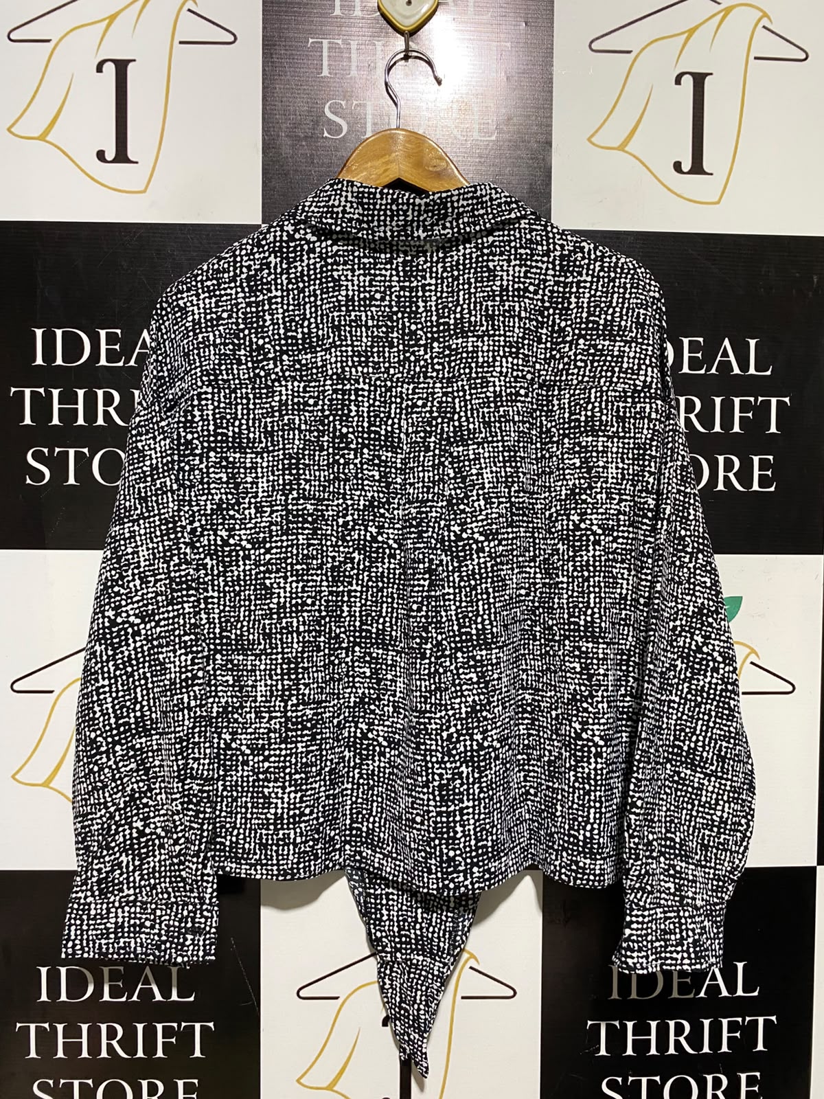 TU WOMAN |M| BUST 22| A2| BLACK AND WHITE GEOMETRIC GRID PRINT FRONT TIE CROPPED BUTTON-DOWN SHIRT