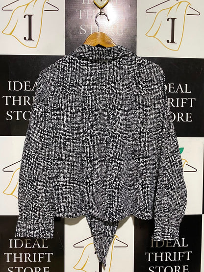 TU WOMAN |M| BUST 22| A2| BLACK AND WHITE GEOMETRIC GRID PRINT FRONT TIE CROPPED BUTTON-DOWN SHIRT