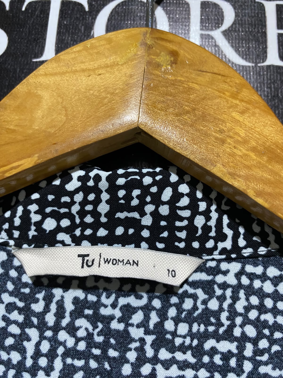 TU WOMAN |M| BUST 22| A2| BLACK AND WHITE GEOMETRIC GRID PRINT FRONT TIE CROPPED BUTTON-DOWN SHIRT